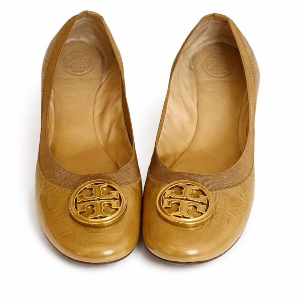 TORY BURCH Caroline‎ Patent Leather Ballet Flats size 7.5 Sand Tan Gold Logo